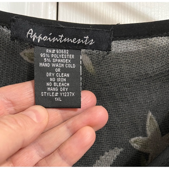 EUC Beautiful top with floral print decorated with sequins and flower buttons - Picture 5 of 6